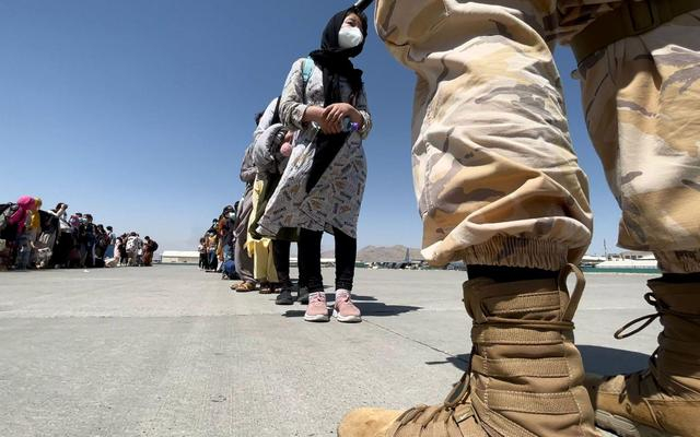 当地时间8月26日，阿富汗喀布尔，民众在机场撤离。图/澎湃影像