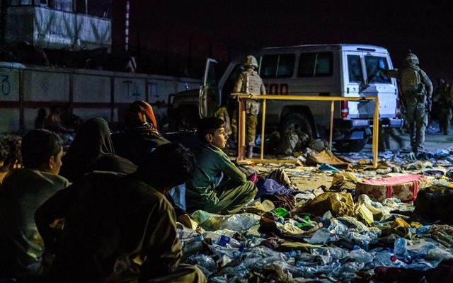 当地时间8月26日，阿富汗喀布尔，喀布尔国际机场外当天发生爆炸，造成多人死伤。图为阿富汗难民。图/澎湃影像