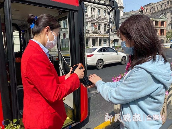 图说：张晴体验数字人民币支付观光巴士车费 新民晚报记者 杨玉红 摄