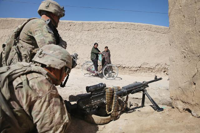 美军在坎大哈机场附近巡逻，图源：人民视觉