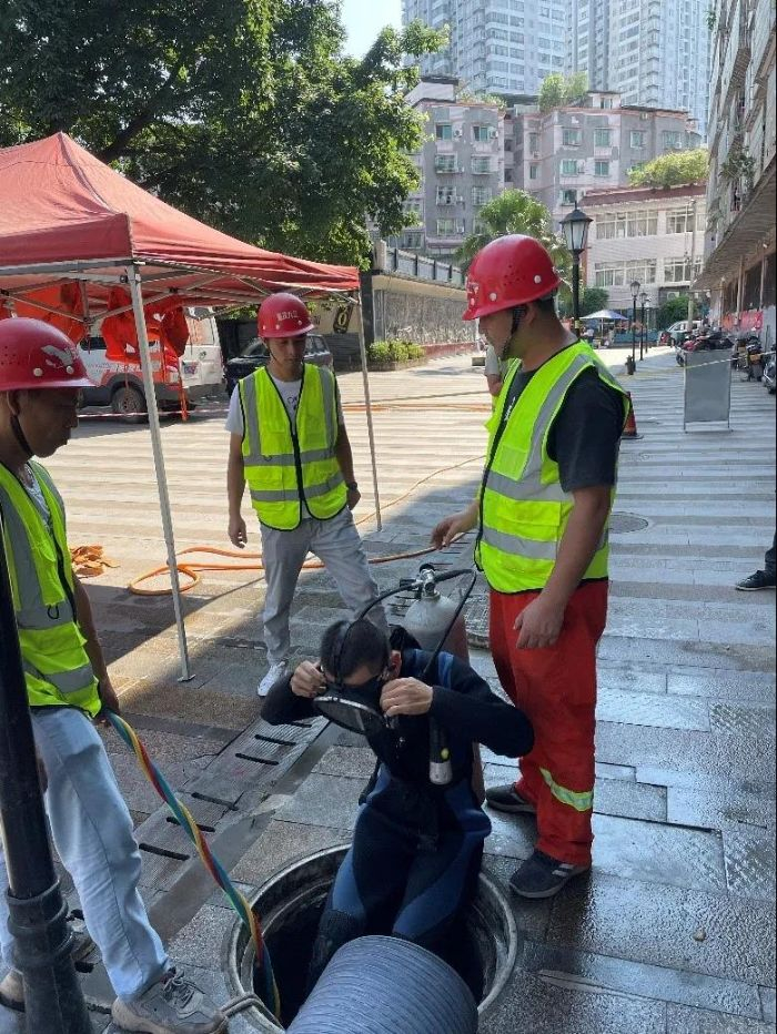 　　▲蛙人下井作业  摄影：辜恒