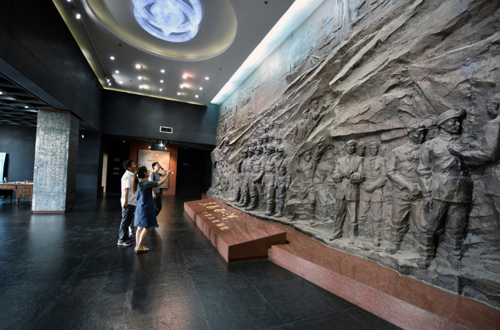 图为游客在馆内参观。