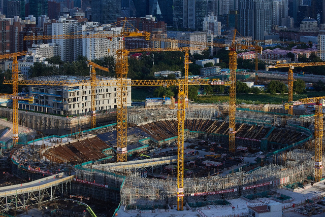 工体保护性改造复建一年之际，工程进度实现了“正负零”，开始进入地上结构施工阶段。图为今年8月下旬的项目工地现场。