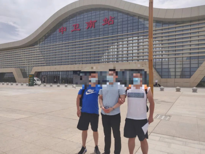 绵阳警方侦破四川省首例走私贩卖麻醉药品案，嫌疑人被抓捕归案。图/绵阳市公安局岳波、刘正元