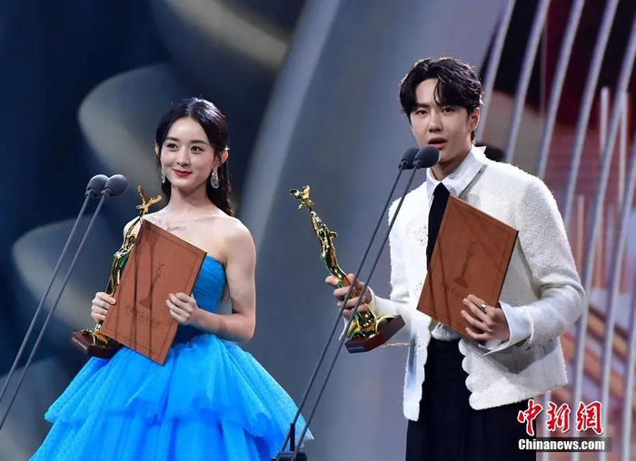 资料图：赵丽颖（左）和王一博（右）。中新社发 郭立亮 摄