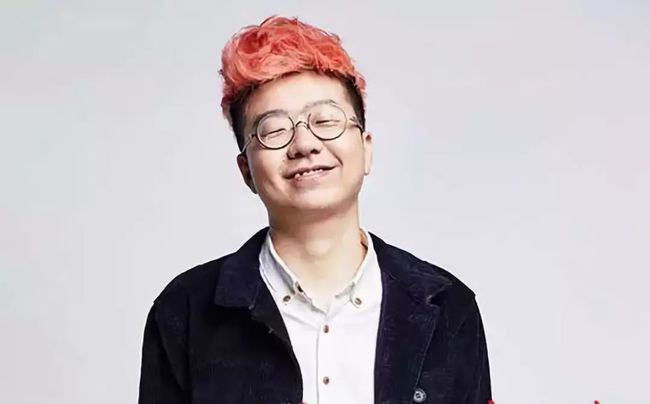 ·刚“出道”时的李诞，怕辨识度低，别人记不住，于是然了一头红发。