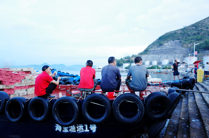 忙了几乎一个通宵，负责运送鱼获的运输船员，终于在天亮的时候，可以闲下来吃点东西 &nbsp;时代周报记者黎广/摄