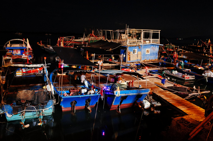 为渔船服务的生计船会停泊在港口 &nbsp;时代周报记者黎广/摄