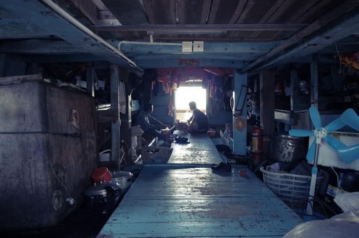 船上的生活区空间逼仄，出入的门可能只有1米多高 &nbsp;时代周报记者黎广/摄