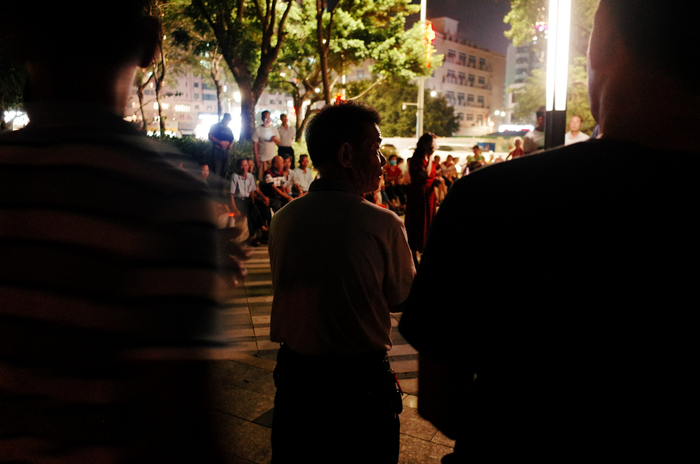 入夜后，汕尾港的岸边被群众占领，从流行歌曲到潮剧，每个喇叭前都站 &nbsp;时代周报记者黎广/摄