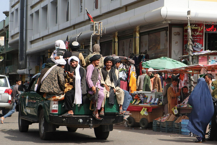 在喀布尔街头巡逻的塔利班成员，图自澎湃影像