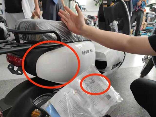 经过与产品合格系数对比，哈啰电动车十里河店被改装的电动车，车座加宽，后座加长。 新京报记者 赵敏 摄