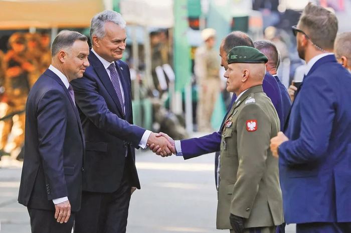  ·2021年7月11日，瑙塞达（左二）和波兰总统安杰伊·杜达讨论双边问题，防止来自白俄罗斯的非法移民涌入立陶宛。