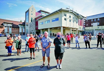 加拿大不列颠哥伦比亚省的三个原住民部族8月10日宣布，将对位于北温哥华的“圣保罗印第安寄宿学校”旧址展开调查。图为当日，人们在加拿大北温哥华“圣保罗印第安寄宿学校”旧址出席新闻发布会。新华社发