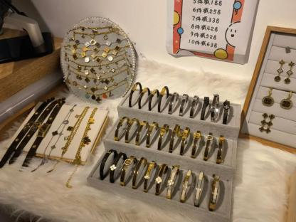 “LV盲盒”中的物品在店中直接售卖