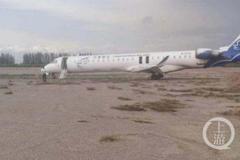华夏航空一航班落地新疆阿克苏机场后冲出跑道，乘客从紧急疏散舱门撤离