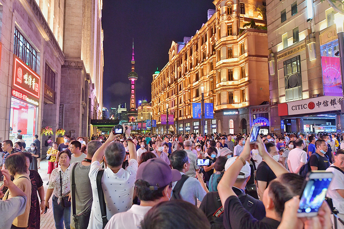 社会各界不要幻想人口向少数地区集聚的趋势会发生逆转。图为2020年9月12日晚，上海南京东路步行街，这里的东拓工程完工，开街首日迎来大客流。 IC 资料图