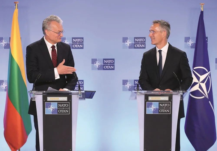 ·2019年9月4日，北约秘书长延斯·斯托尔滕贝格（右）与瑙塞达在比利时布鲁塞尔会谈后举行记者会。