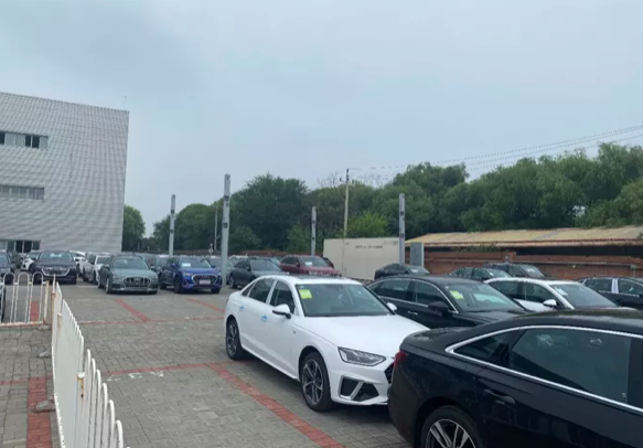 图注：在该4S店的停车场可见，停放的国产车型不多，