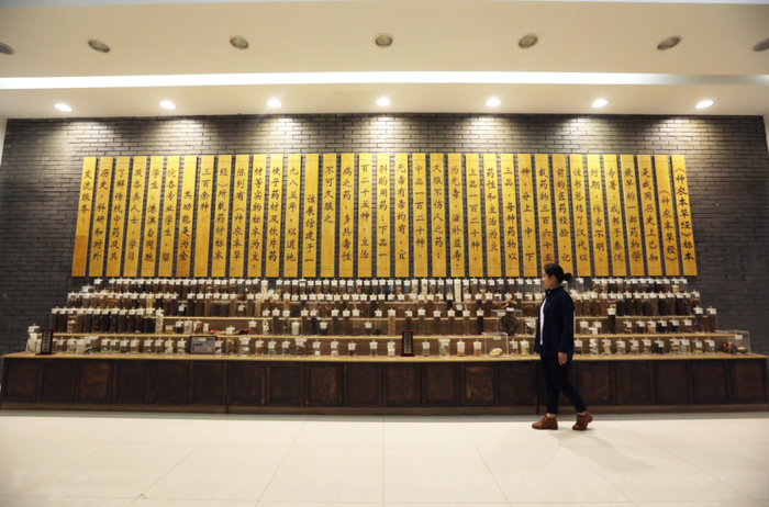 云南省中医药民族医药博物馆里收藏的各类药材。新华网 赵普凡 摄