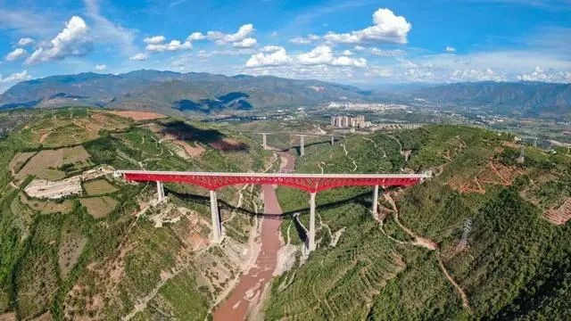 中老铁路玉溪段元江特大桥航拍图 （周志旺 黄进雄 摄）