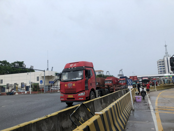 有货车司机的地方，就有卖盒饭的小摊贩 &nbsp;时代周报记者 石恩泽 摄