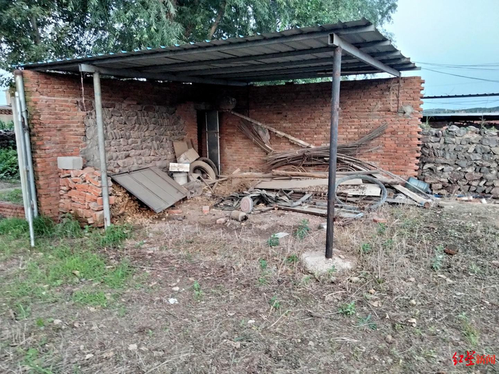 ▲案发当日，阳阳在自家院子的大棚处玩耍，图中处的小门为厕所门