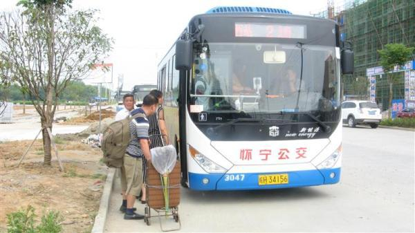 安徽省安庆市怀宁县居民在排队等待公交。 受访者 供图