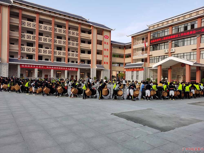 　　南丹县里湖瑶族乡中心小学明确把列入国家级、省市县级非物质文化遗产的白裤瑶服饰文化、铜鼓文化、陀螺文化等纳入课堂教学。图为王尚小学的白裤瑶学生在排练铜鼓舞。（张玲/摄）