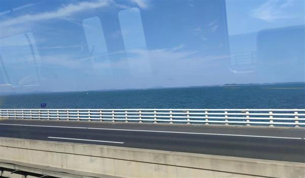 唐同学在南京S9地铁上穿越石臼湖。 受访者供图