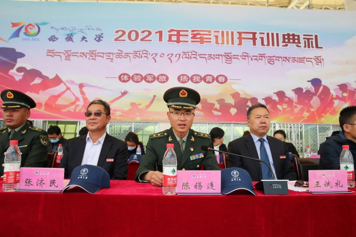 参谋长陈锡连同志发表讲话     （校党委宣传部   杜兆军摄）