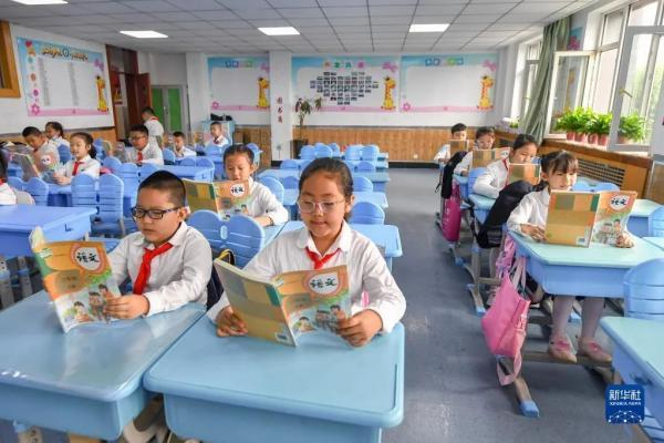 在长春某实验学校小学部，学生们在晨读。新华社记者 张楠 摄