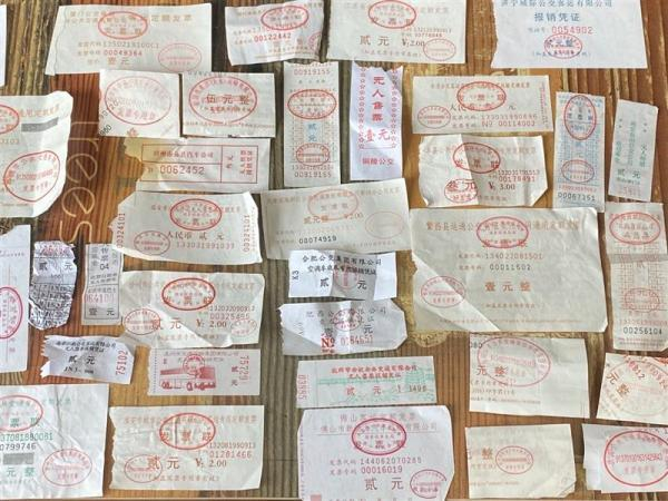 刘华强乘坐公交的部分车票。 受访者 供图