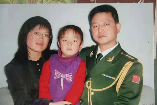 杨玉成幸福的一家，女儿小时候的合影（杨玉成供图）