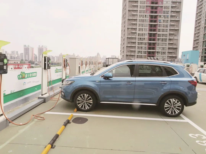 图为北京CBD“空中充电站”，每天可以满足500辆以上电动汽车的充电需求。本报记者邓佳供图