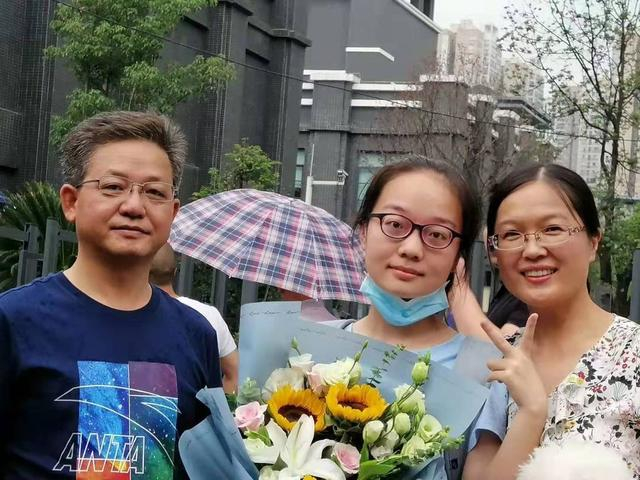 杨玉成幸福的一家，女儿长大后的合影（杨玉成供图）