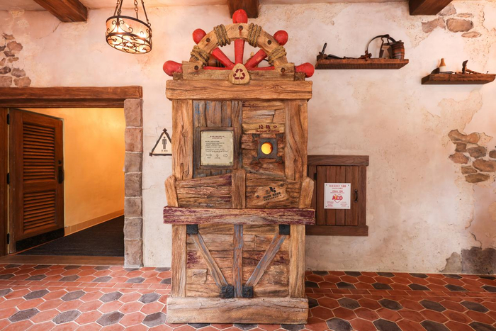 康师傅在上海迪士尼乐园宝藏湾放置PET空瓶回收机