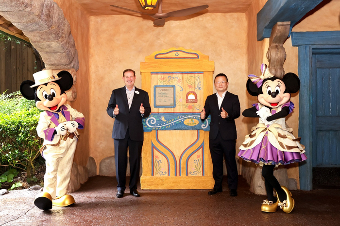 陈应让、薛逸骏共同介绍上海迪士尼乐园梦幻世界PET空瓶回收机现场