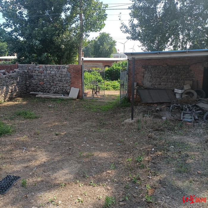 ▲阳阳家的院子，图片右侧即为案发当日阳阳玩耍的棚子