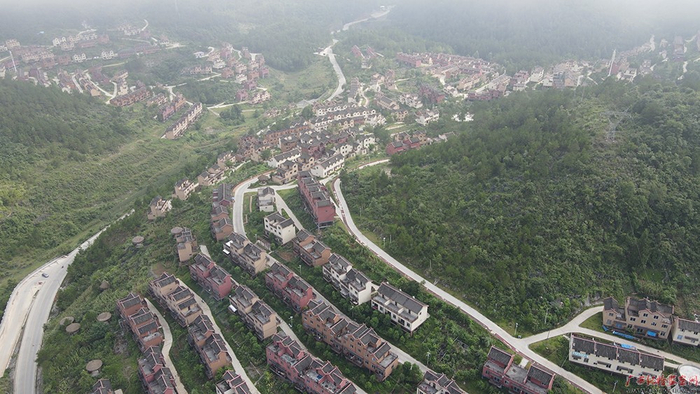 美丽的朵努社区如画卷一般。（莫仪金/摄）