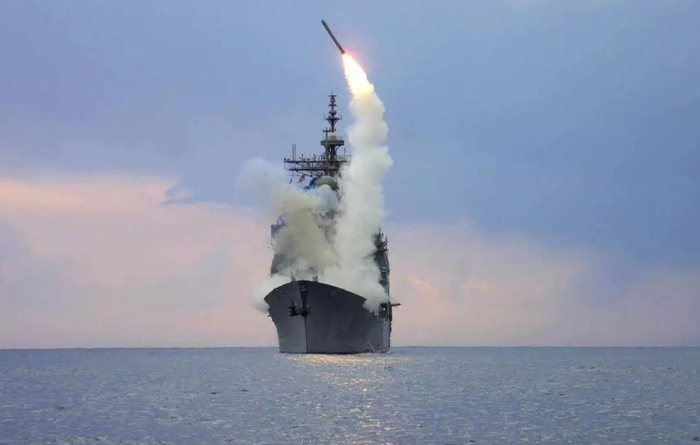 美国海军巡洋舰发射“战斧”巡航导弹。