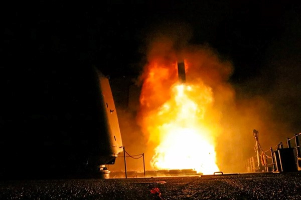 美国海军驱逐舰发射“战斧”巡航导弹攻击叙利亚目标。