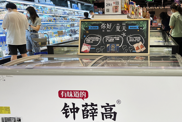 （钟薛高也正逐步抢占线下渠道 图源：视觉中国）