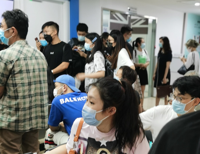 英国签证申请中心内聚集了大量前来咨询的留学生和家长。（图片由受访者提供）