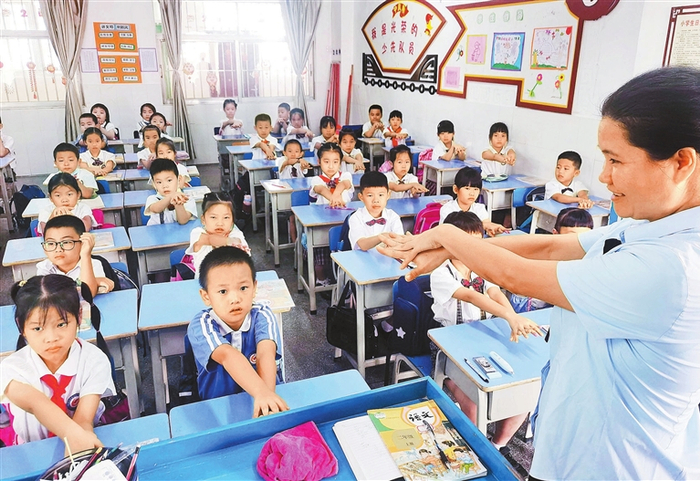  龙岗区文龙学校1900名来深建设者子女入学堂。 深圳特区报记者 邱海彬 摄