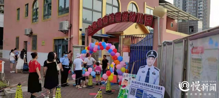 ▲摆在幼儿园门口的社区民警人形立牌