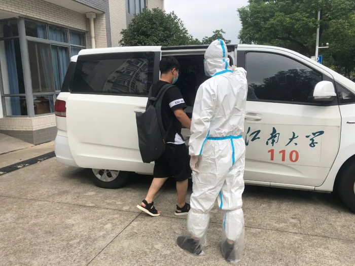 疑似阳性学生由转运车转运至校内健康观察点