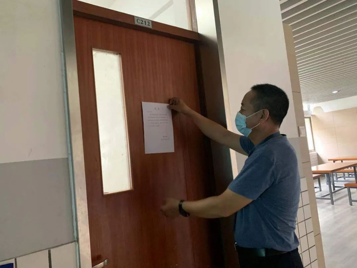 ▲在所涉及实验室张贴告示