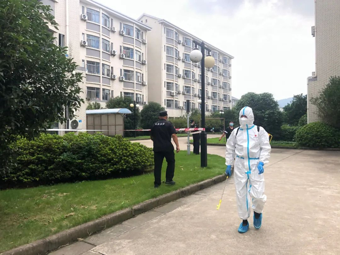 保卫人员拉警戒线，物业人员做好消杀工作