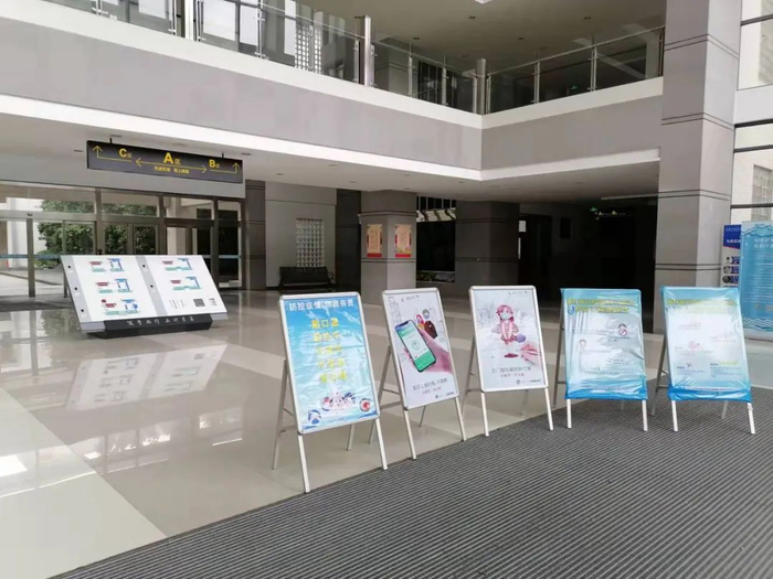 ▲在教学楼大厅展示防疫宣传